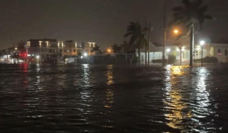 “Milton” toca tierra como huracán categoría 3 en Siesta Key, Florida